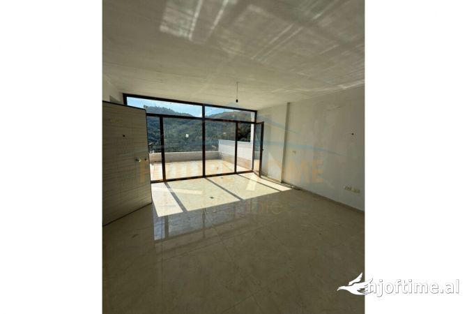 Shtepi ne shitje Duplex(shtepi me 2 kate) ne Tirane, 4+1, Mobilimi Bosh, pa mobiluar, Pagesa 330,000  Euro.