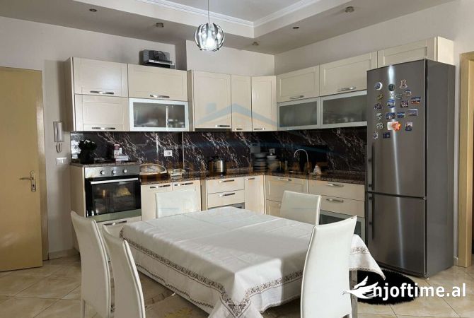 Shtepi ne shitje Apartament ne Tirane, 2+1, Mobilimi E mobiluar, Pagesa 134,000  Euro.