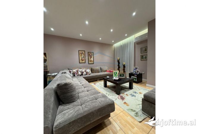 Shtepi ne shitje Apartament ne Tirane, 2+1, Mobilimi E mobiluar, Pagesa 210,000  Euro.