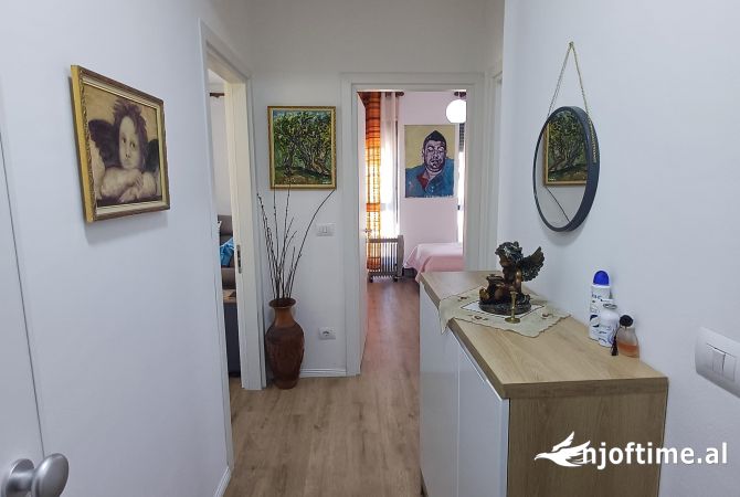 Shtepi ne shitje Apartament ne Tirane, 2+1, Mobilimi E mobiluar, Pagesa 149,000  Euro.