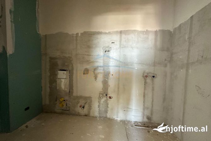 Shtepi ne shitje Apartament ne Tirane, 2+1, Mobilimi Bosh, pa mobiluar, Pagesa 245,000  Euro.