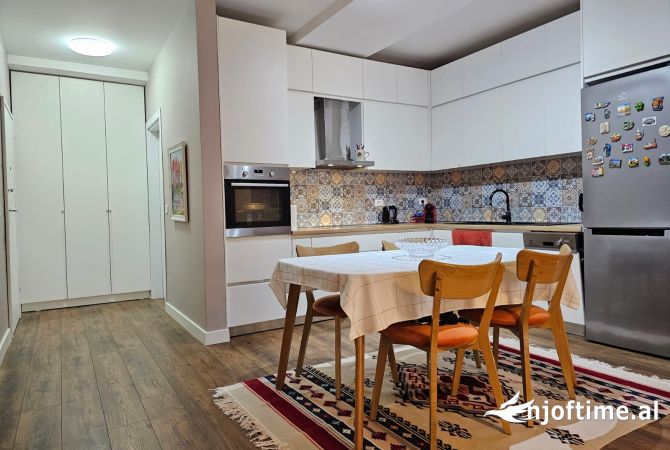 Shtepi me qera Apartament ne Tirane, 3+1, Mobilimi E mobiluar, Pagesa 1,200  Euro.