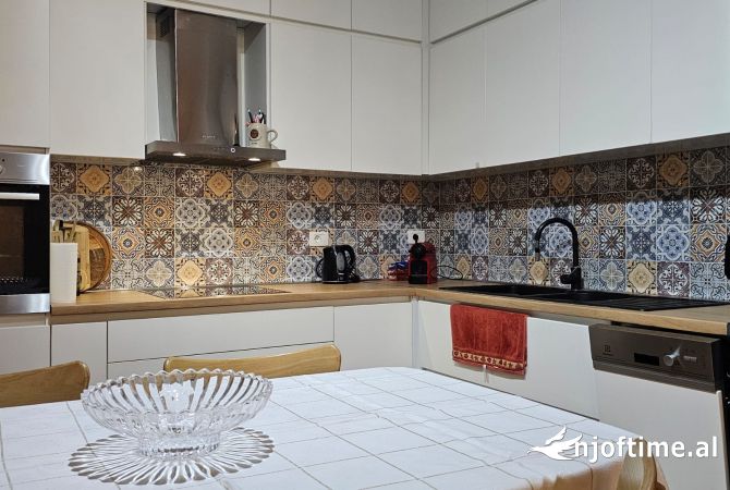 Shtepi me qera Apartament ne Tirane, 3+1, Mobilimi E mobiluar, Pagesa 1,200  Euro.