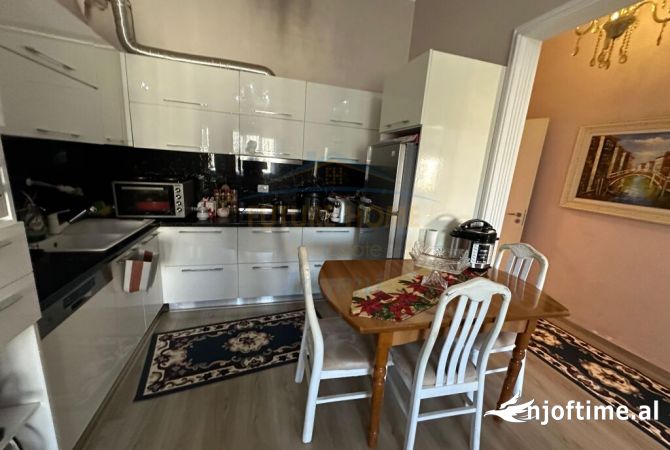 Shtepi ne shitje Apartament ne Tirane, 2+1, Mobilimi E mobiluar, Pagesa 200,000  Euro.