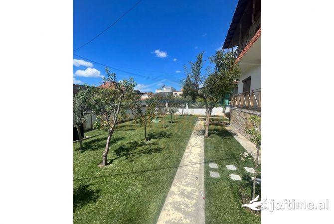 Shtepi ne shitje Apartament ne Tirane, 4+1, Mobilimi E mobiluar, Pagesa 230,000  Euro.