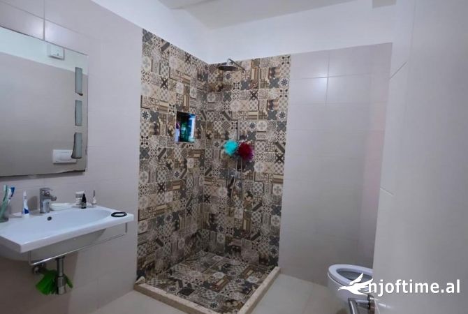 Shtepi ne shitje Apartament ne Tirane, 2+1, Mobilimi E mobiluar, Pagesa 205,000  Euro.