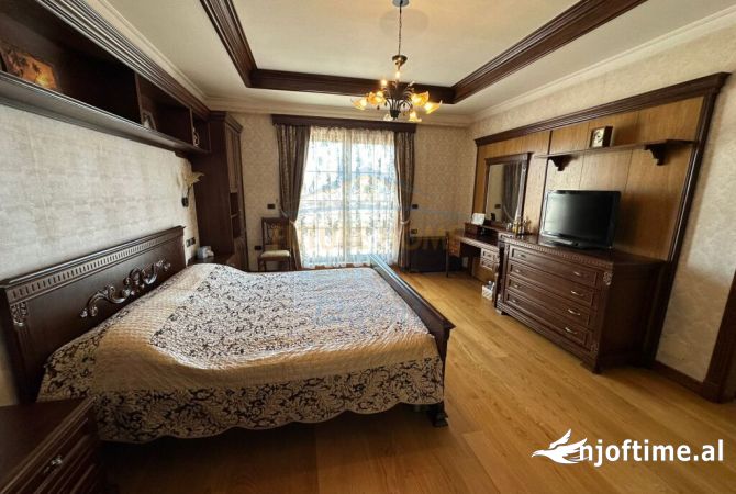 Shtepi ne shitje Penthose(kati i fundit panoramik) ne Tirane, 4+1, Mobilimi E mobiluar, Pagesa 570,000  Euro.