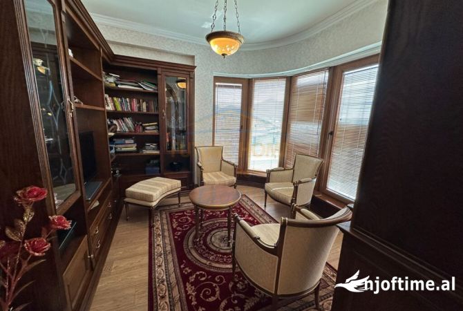 Shtepi ne shitje Penthose(kati i fundit panoramik) ne Tirane, 4+1, Mobilimi E mobiluar, Pagesa 570,000  Euro.