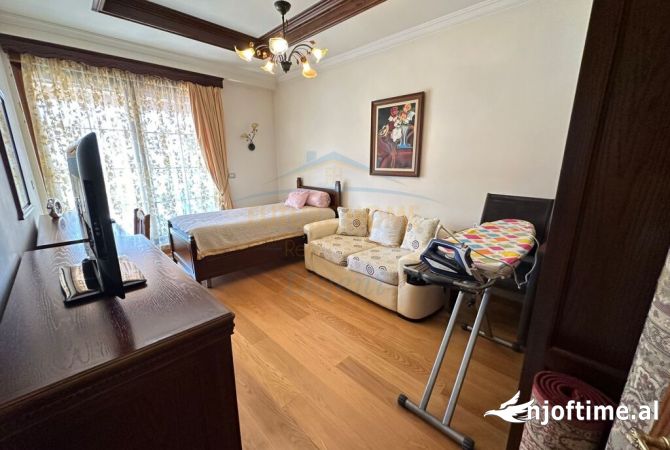 Shtepi ne shitje Penthose(kati i fundit panoramik) ne Tirane, 4+1, Mobilimi E mobiluar, Pagesa 570,000  Euro.