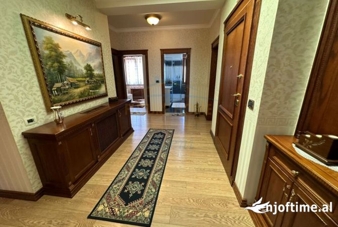 Shtepi ne shitje Penthose(kati i fundit panoramik) ne Tirane, 4+1, Mobilimi E mobiluar, Pagesa 570,000  Euro.