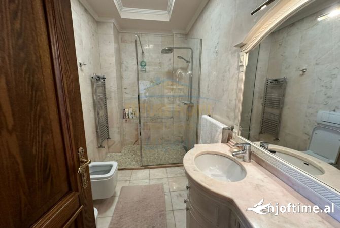 Shtepi ne shitje Penthose(kati i fundit panoramik) ne Tirane, 4+1, Mobilimi E mobiluar, Pagesa 570,000  Euro.