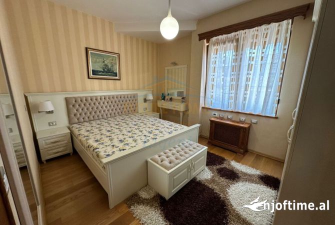 Shtepi ne shitje Penthose(kati i fundit panoramik) ne Tirane, 4+1, Mobilimi E mobiluar, Pagesa 570,000  Euro.