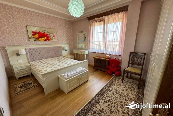 Shtepi ne shitje Penthose(kati i fundit panoramik) ne Tirane, 4+1, Mobilimi E mobiluar, Pagesa 570,000  Euro.