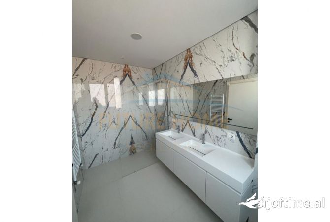 Shtepi ne shitje Vila Luksoze ne Tirane, 7+1, Mobilimi Bosh, pa mobiluar, Pagesa 950,000  Euro.