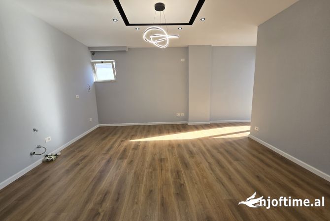 Shtepi ne shitje Apartament ne Tirane, 2+1, Mobilimi Bosh, pa mobiluar, Pagesa 108,000  Euro.