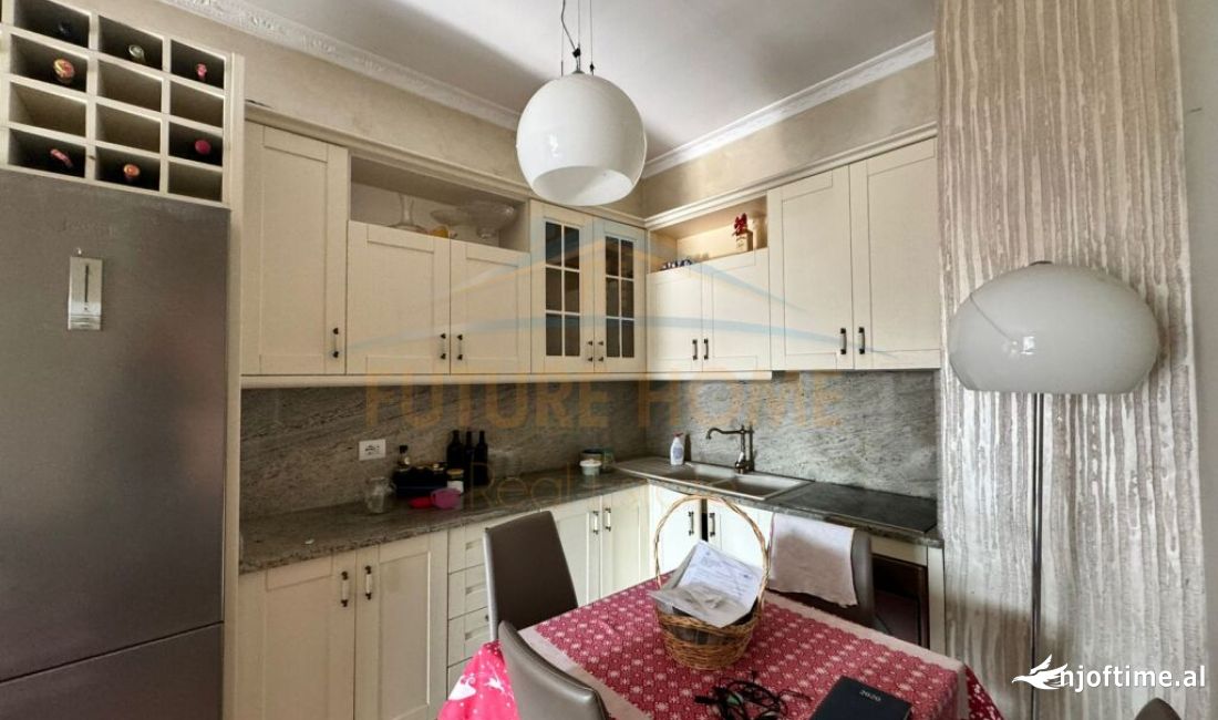 Shtepi ne shitje Apartament ne Tirane, 2+1, Mobilimi E mobiluar, Pagesa 130,000  Euro.