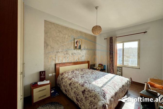 Shtepi ne shitje Apartament ne Tirane, 2+1, Mobilimi E mobiluar, Pagesa 130,000  Euro.