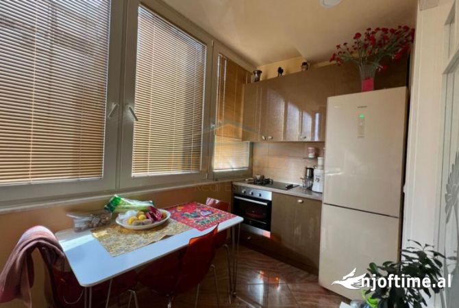 Shtepi ne shitje Apartament ne Tirane, 3+1, Mobilimi E mobiluar, Pagesa 240,000  Euro.