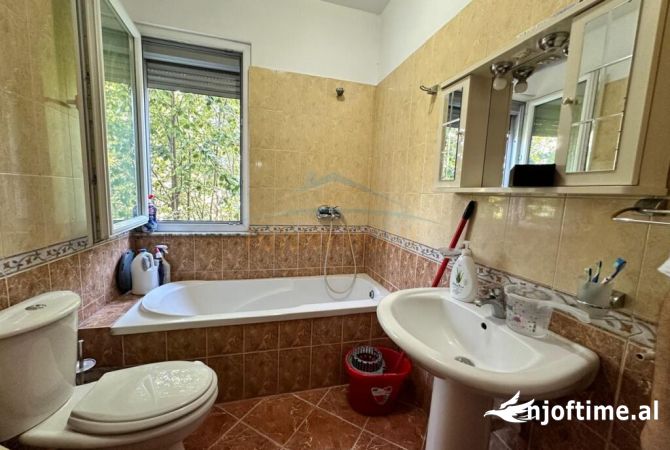 Shtepi ne shitje Apartament ne Tirane, 3+1, Mobilimi E mobiluar, Pagesa 220,000  Euro.