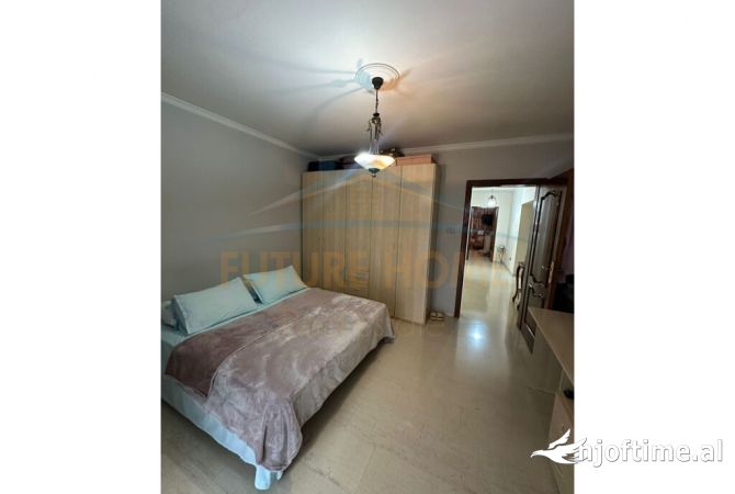 Shtepi ne shitje Apartament ne Tirane, 3+1, Mobilimi E mobiluar, Pagesa 300,000  Euro.