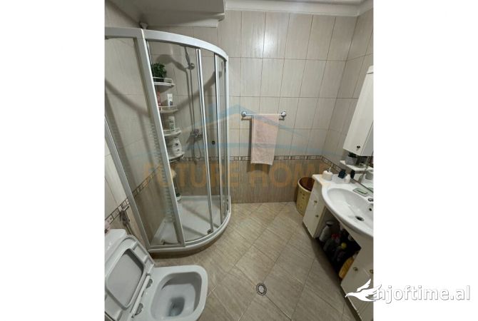 Shtepi ne shitje Apartament ne Tirane, 3+1, Mobilimi E mobiluar, Pagesa 300,000  Euro.