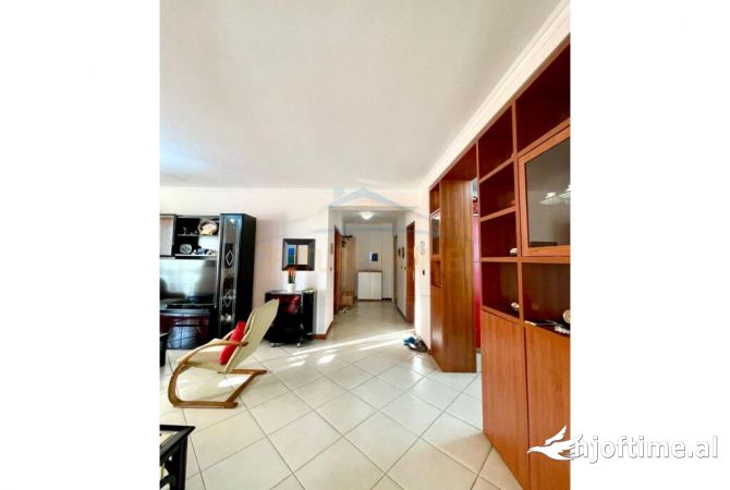 Shtepi ne shitje Apartament ne Tirane, 3+1, Mobilimi E mobiluar, Pagesa 330,000  Euro.