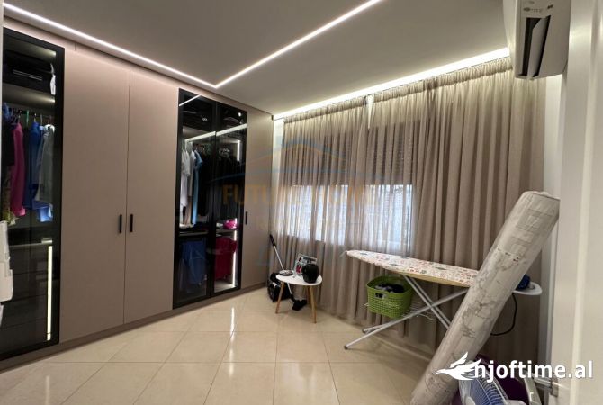 Shtepi ne shitje Apartament ne Tirane, 2+1, Mobilimi E mobiluar, Pagesa 320,000  Euro.