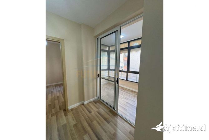 Shtepi ne shitje Apartament ne Tirane, 2+1, Mobilimi Bosh, pa mobiluar, Pagesa 115,000  Euro.