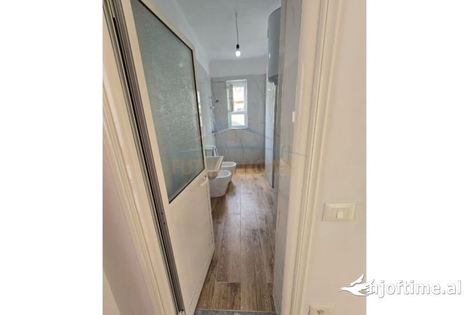 Shtepi ne shitje Apartament ne Tirane, 2+1, Mobilimi Bosh, pa mobiluar, Pagesa 129,000  Euro.