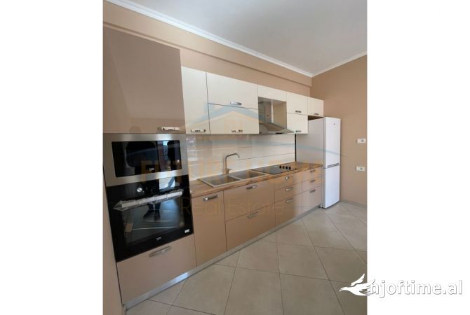Shtepi ne shitje Apartament ne Tirane, 2+1, Mobilimi Bosh, pa mobiluar, Pagesa 168,300  Euro.