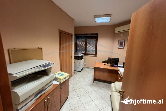 Shtepi ne shitje Apartament ne Tirane, 3+1, Mobilimi Bosh, pa mobiluar, Pagesa 320,000  Euro.