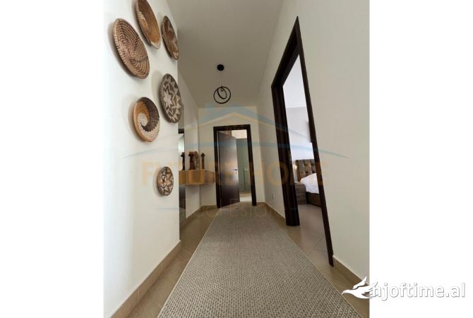 Shtepi ne shitje Apartament ne Tirane, 2+1, Mobilimi E mobiluar, Pagesa 165,000  Euro.