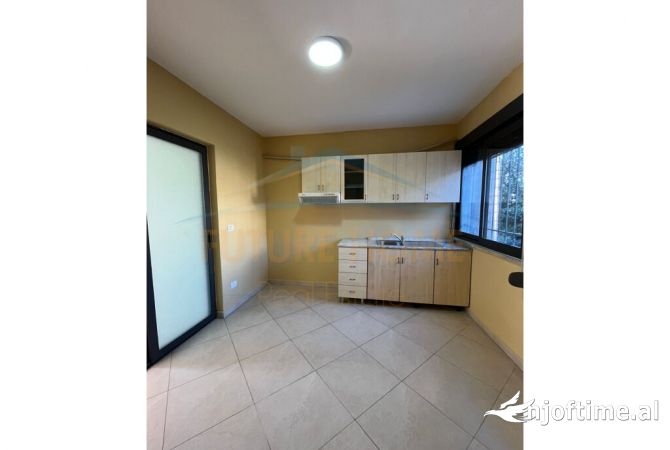 Shtepi me qera Apartament ne Tirane, 2+1, Mobilimi Bosh, pa mobiluar, Pagesa 1,250  Euro.