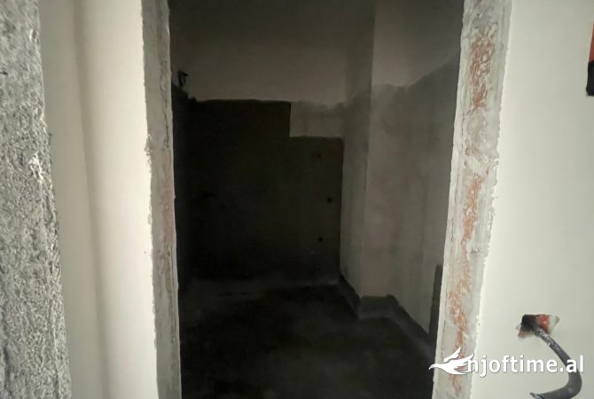 Shtepi ne shitje Apartament ne Tirane, 2+1, Mobilimi Bosh, pa mobiluar, Pagesa 231,800  Euro.