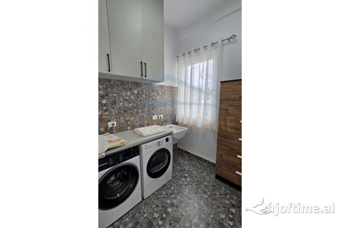 Shtepi me qera Vila Luksoze ne Tirane, 5+1, Mobilimi E mobiluar, Pagesa 2,500  Euro.