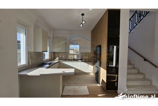 Shtepi me qera Vila Luksoze ne Tirane, 5+1, Mobilimi E mobiluar, Pagesa 2,500  Euro.