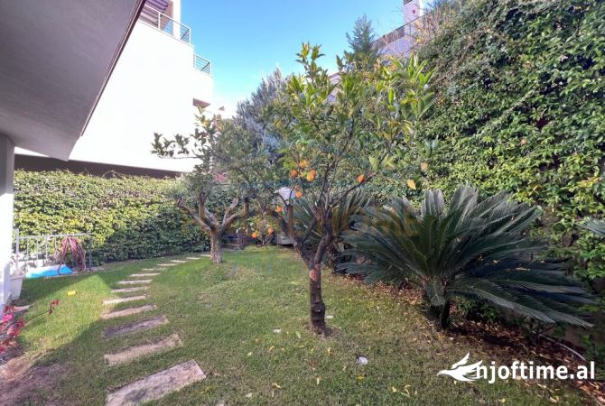 Shtepi me qera Vila Luksoze ne Tirane, 4+1, Mobilimi E mobiluar, Pagesa 4,000  Euro.