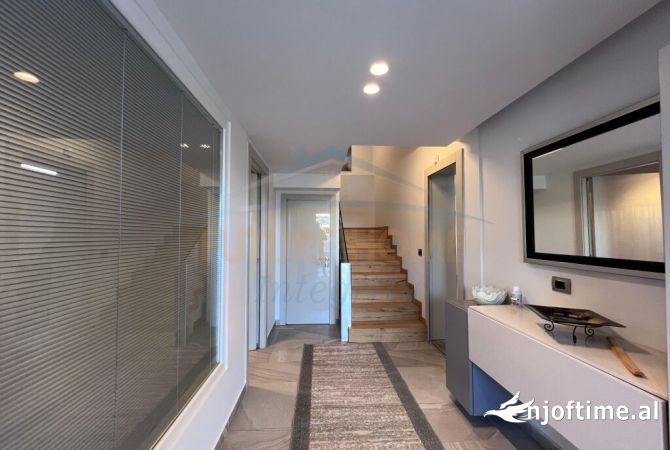 Shtepi me qera Vila Luksoze ne Tirane, 4+1, Mobilimi E mobiluar, Pagesa 4,000  Euro.