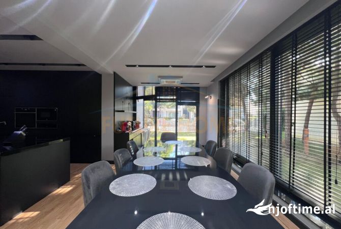 Shtepi me qera Vila Luksoze ne Durres, 4+1, Mobilimi E mobiluar, Pagesa 7,500  Euro.