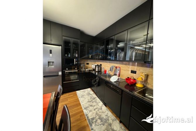 Shtepi ne shitje Apartament ne Tirane, 3+1, Mobilimi E mobiluar, Pagesa 355,000  Euro.