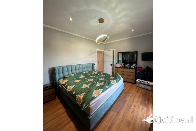 Shtepi ne shitje Apartament ne Tirane, 3+1, Mobilimi E mobiluar, Pagesa 355,000  Euro.