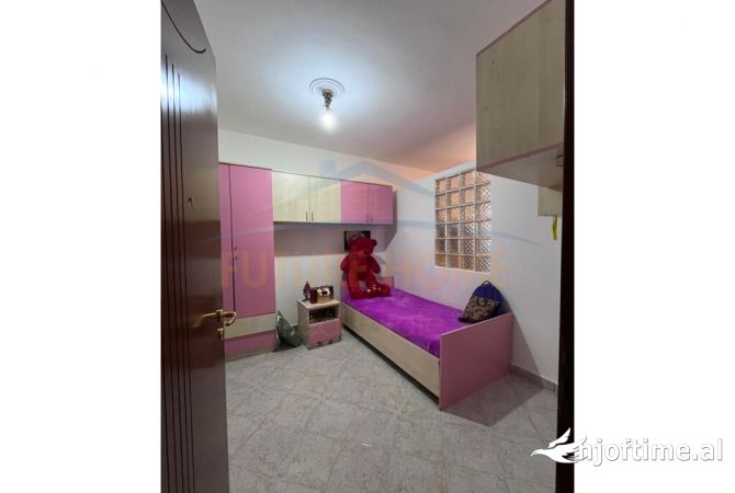 Shtepi ne shitje Apartament ne Tirane, 4+1, Mobilimi Pjeserisht e mobiluar, Pagesa 240,000  Euro.