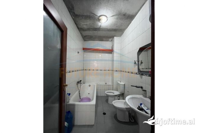 Shtepi ne shitje Apartament ne Tirane, 4+1, Mobilimi Pjeserisht e mobiluar, Pagesa 240,000  Euro.