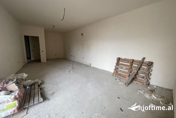 Shtepi ne shitje Apartament ne Tirane, 2+1, Mobilimi Bosh, pa mobiluar, Pagesa 231,800  Euro.