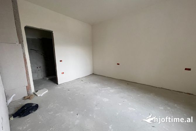 Shtepi ne shitje Apartament ne Tirane, 2+1, Mobilimi Bosh, pa mobiluar, Pagesa 231,800  Euro.