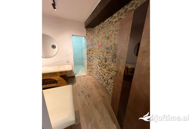 Ambient biznesi me qera 3+1 ne Tirane - 1,000 Euro