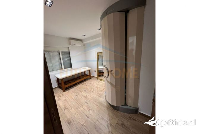 Jepet me Qera, Ambient Biznesi , Petro Nini , Tirane.