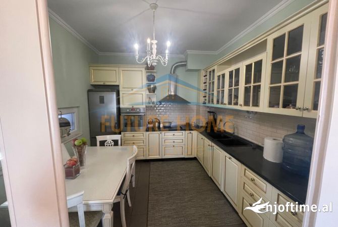 Shtepi ne shitje Apartament ne Tirane, 3+1, Mobilimi E mobiluar, Pagesa 260,000  Euro.