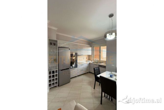 Shtepi ne shitje Apartament ne Tirane, 2+1, Mobilimi E mobiluar, Pagesa 192,000  Euro.