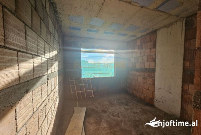 Shtepi ne shitje Apartament ne Tirane, 2+1, Mobilimi Bosh, pa mobiluar, Pagesa 125,000  Euro.